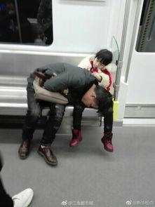 南昌地铁男子吃瓜事件视频,引发热议的公共场合行为争议