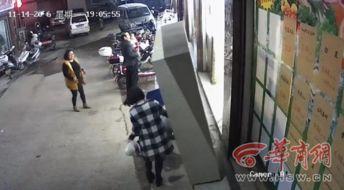 吃瓜被砸倒当场死亡视频,现场视频曝光引关注”