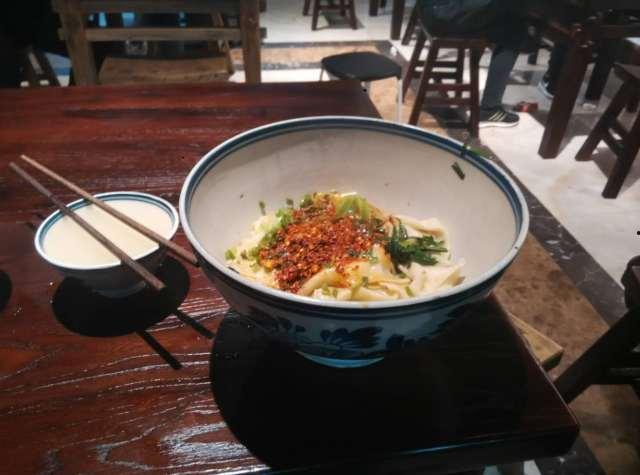 二亲亲大碗面吃瓜视频,揭秘网红美食背后的故事