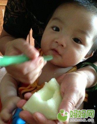 宝宝第一次吃瓜视频,萌态十足，甜蜜瞬间记录